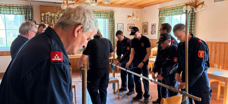 Knotenkunde im Feuerwehrhaus: Wissen aufgefrischt Knotenkunde im Feuerwehrhaus: Wissen aufgefrischt