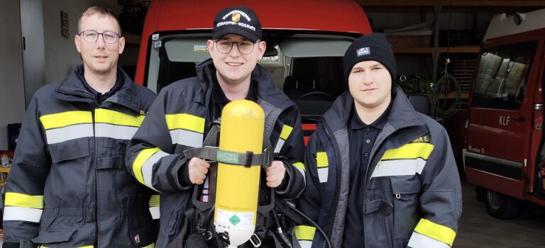 Zwei neue Atemschutzgeräteträger für unsere Feuerwehr! Zwei neue Atemschutzgeräteträger für unsere Feuerwehr!